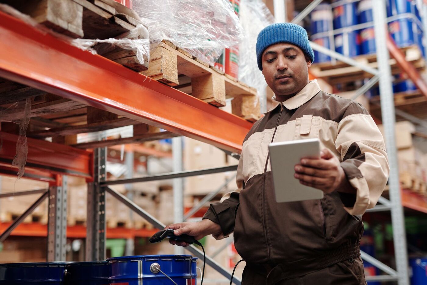 Magasinier vérifiant le stock sur une tablette