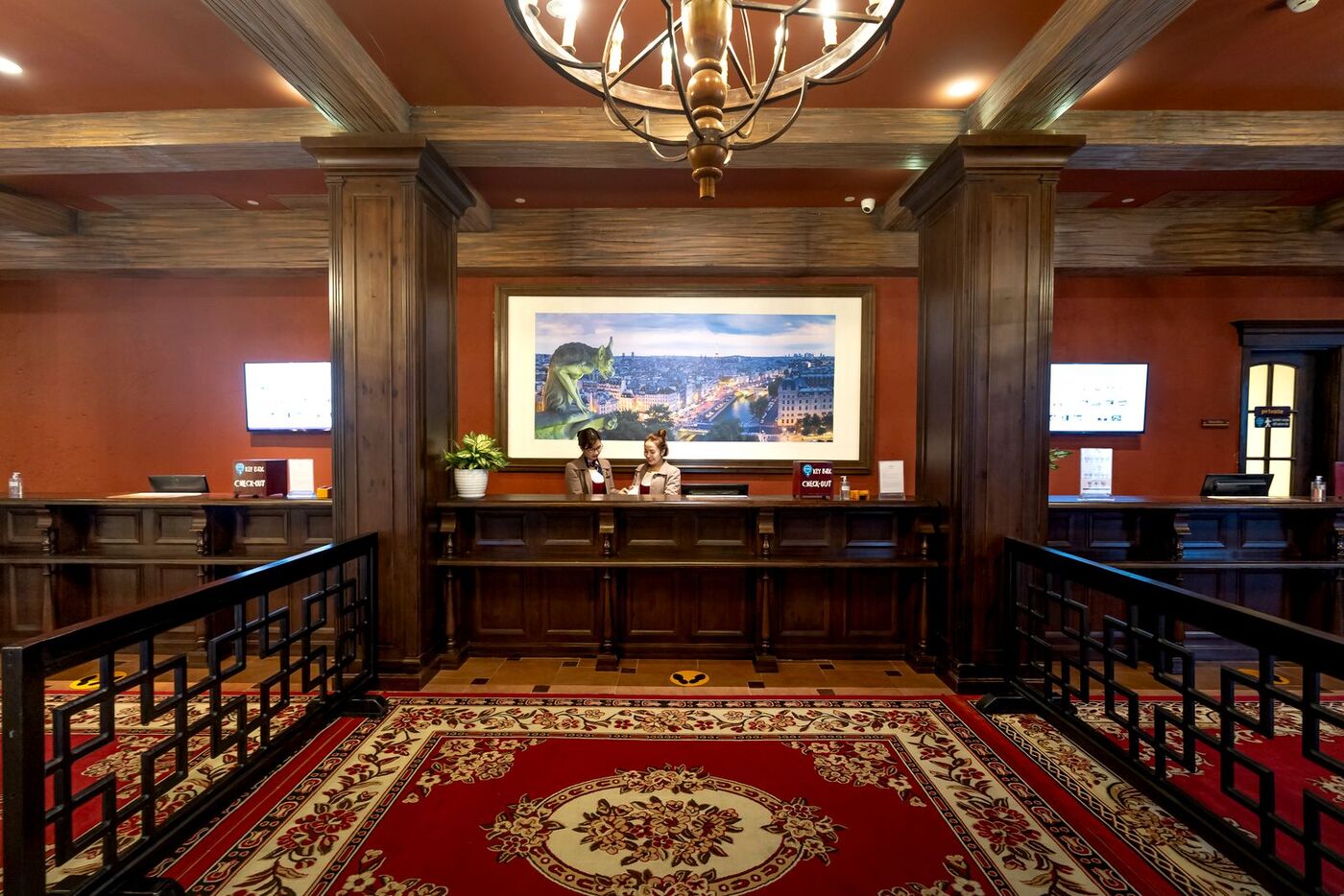 Hall d’hôtel avec comptoir de réception